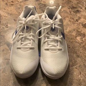 I’m selling some shoes that I’ve grown out of